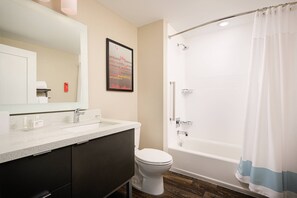 Gratis toiletartikelen, een haardroger, handdoeken