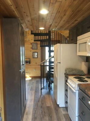 Refrigerador, microondas, horno y cafetera y tetera