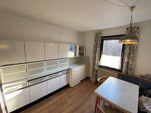 Jääkaappi, mikroaaltouuni, uuni, liesi