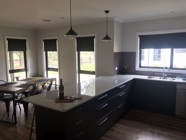 Fridge, microwave, oven, stovetop - Bright Racecourse View #2 (Bright)