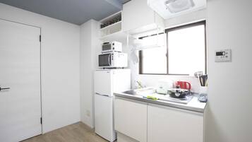 Tủ lạnh, lò vi sóng, bếp nấu, ấm điện