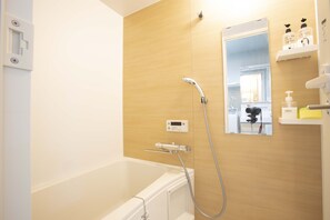 Apartment | Bilik Mandi | Tab mandi dan pancuran berasingan, tab mandi rendaman dalam