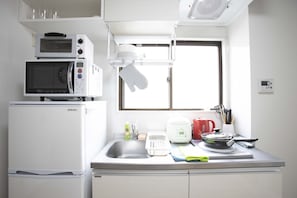 Réfrigérateur, micro-ondes, plaque de cuisson, bouilloire électrique