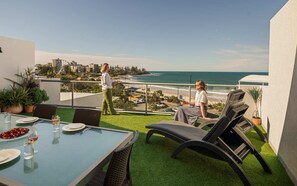 Outdoor dining - Top Floor Unit With Private Rooftop Terrace (Kings Beach)