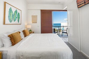 2 bedrooms, iron/ironing board, travel cot, WiFi - Top Floor Unit With Private Rooftop Terrace (Kings Beach)