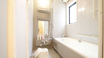 6 beds Private Shibuya House | Bathroom | Separate bathtub and shower, deep-soaking bathtub, free toiletries