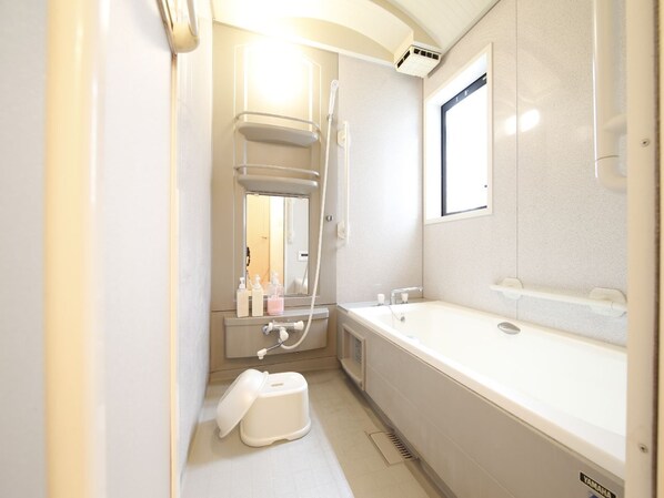Ferienhaus (Private Vacation) | Badezimmer | Badewanne und Dusche (separat), Komfortbadewanne