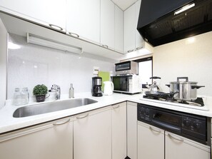 6 beds Private Shibuya House | Private kitchenette