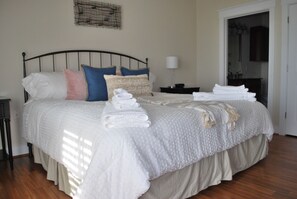 2 bedrooms, iron/ironing board, travel cot, free WiFi - Beautiful beach view condo. Walk to the beach or the Pointe West Beach Club. (Pointe West, Galveston)