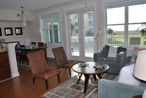 Smart TV - Beautiful beach view condo. Walk to the beach or the Pointe West Beach Club. (Pointe West, Galveston)