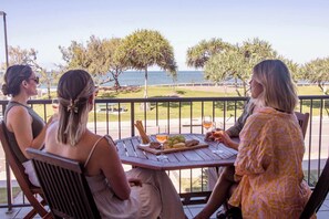 Outdoor dining - Kings Beach Oceanfront Apartment With Pool (Kings Beach)