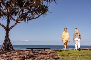On the beach - Kings Beach Oceanfront Apartment With Pool (Kings Beach)