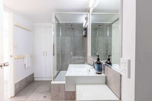 Dusche, kostenlose Toilettenartikel, Haartrockner, Handtücher