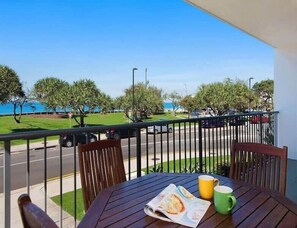 Outdoor dining - Kings Beach Oceanfront Apartment With Pool (Kings Beach)