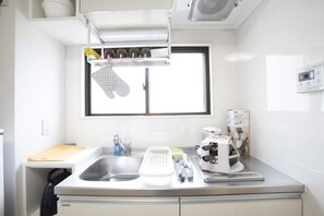 Huoneisto | Yksityinen keittonurkkaus | Jääkaappi, mikroaaltouuni, liesi, vedenkeitin