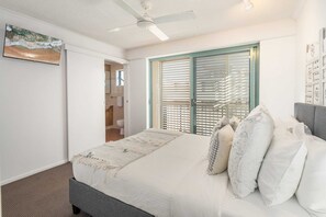2 bedrooms, desk, iron/ironing board, travel crib - Oceanfront Views at Moffat Beach + Rooftop Terrace (Moffat Beach)