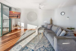 TV, video games, DVD player, offices - Oceanfront Views at Moffat Beach + Rooftop Terrace (Moffat Beach)