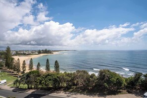 On the beach - Oceanfront Views at Moffat Beach + Rooftop Terrace (Moffat Beach)