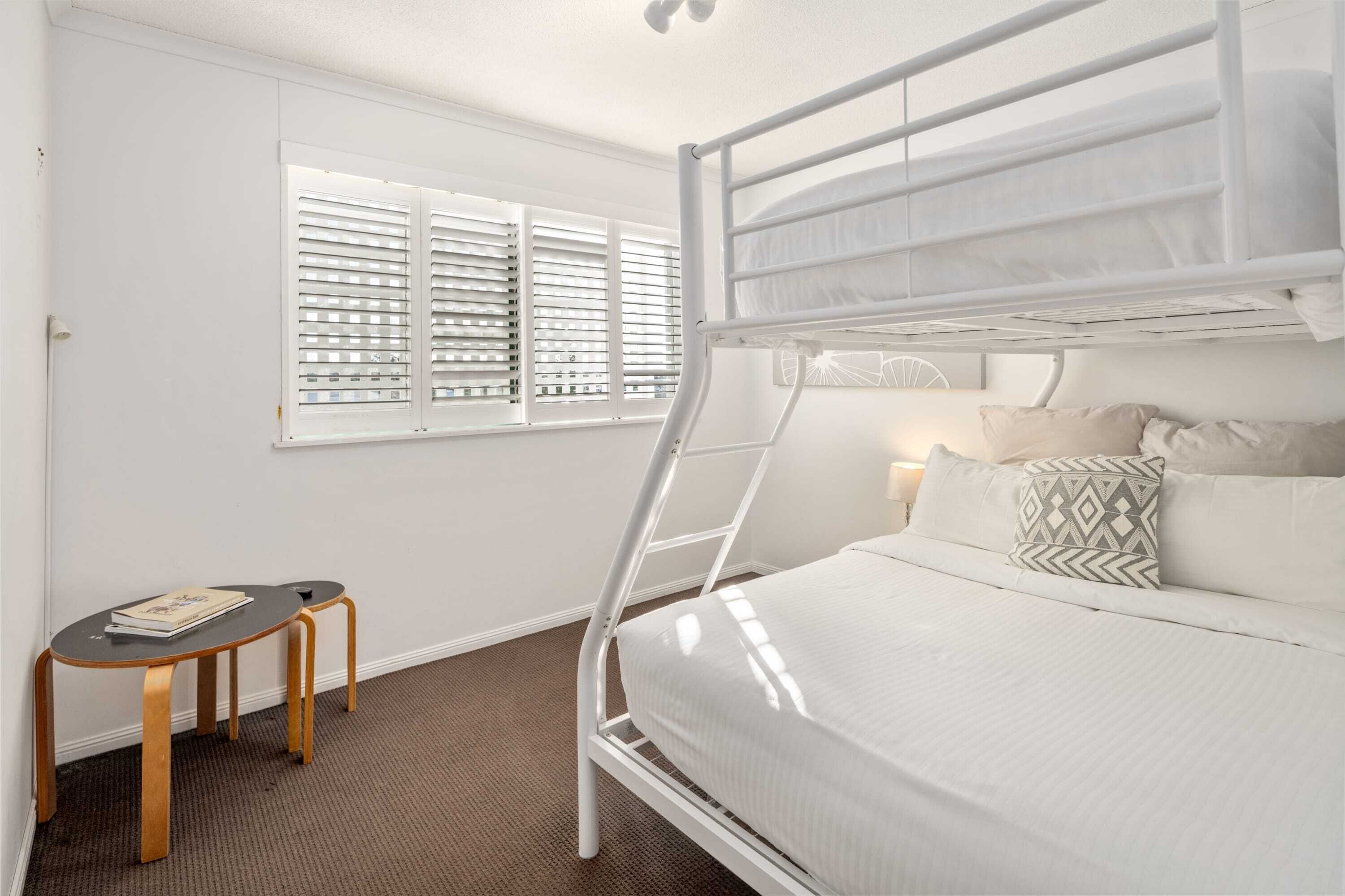 2 slaapkamers, een bureau, een strijkplank/strijkijzer, reisbedje