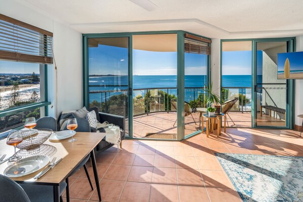 TV, video games, DVD player, offices - Oceanfront Views at Moffat Beach + Rooftop Terrace (Moffat Beach)