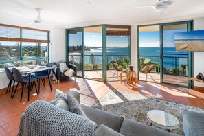 TV, video games, DVD player, offices - Oceanfront Views at Moffat Beach + Rooftop Terrace (Moffat Beach)