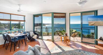 Oceanfront Views at Moffat Beach + Rooftop Terrace