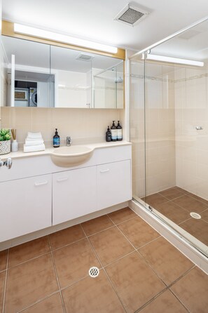 Bathtub, free toiletries, hair dryer, towels