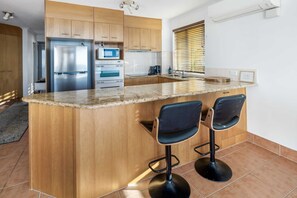 Fridge, microwave, oven, stovetop - Oceanfront Views at Moffat Beach + Rooftop Terrace (Moffat Beach)