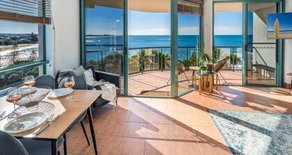 Oceanfront Views at Moffat Beach + Rooftop Terrace