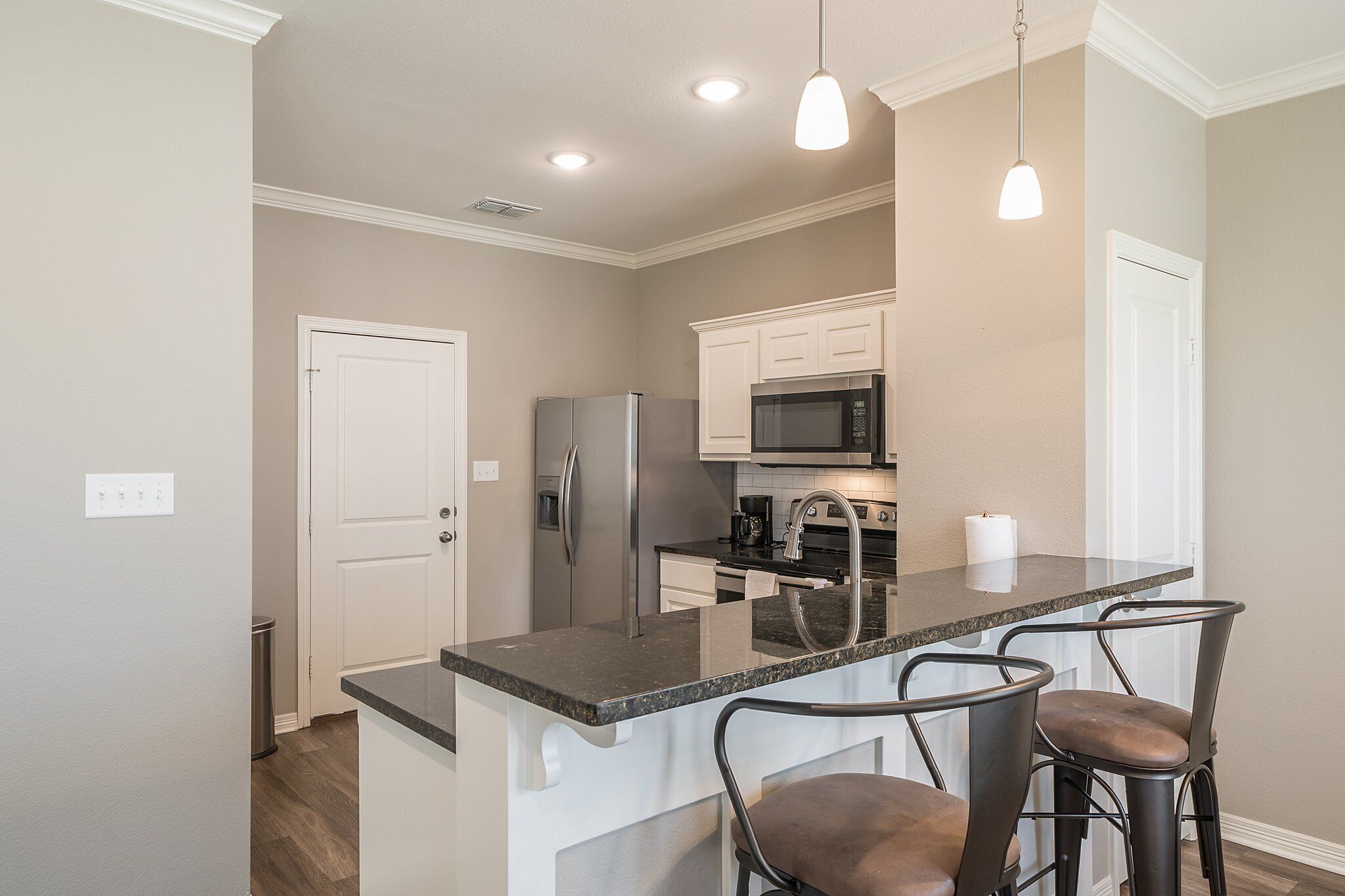 Kjøleskap, mikrobølgeovn, ovn og kokeplater