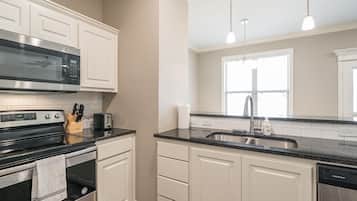 Kylskåp, mikrovågsugn, ugn och spishäll