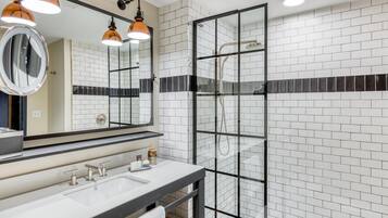 Douche, articles de toilette gratuits, sĂšche-cheveux, peignoirs