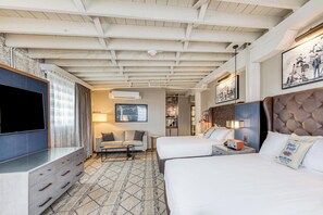 Espacio para trabajar con laptop y tabla de planchar con plancha 