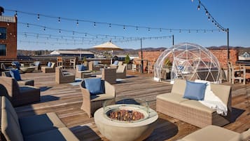 2 bars/lounges, rooftop bar