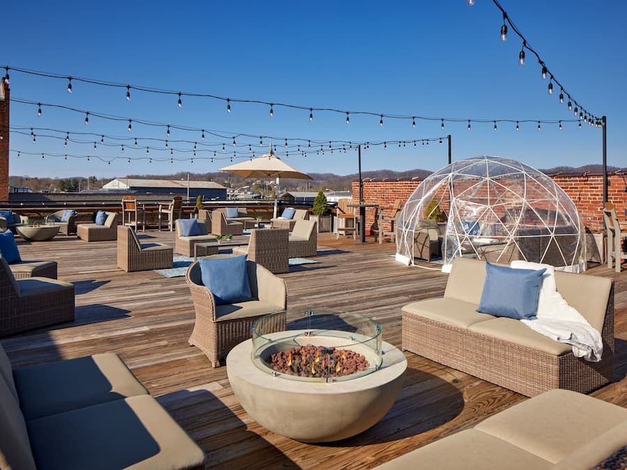 2 bars/lounges, rooftop bar