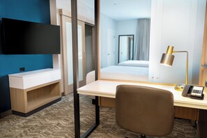 Escritorio, espacio para trabajar con laptop y wifi gratis 