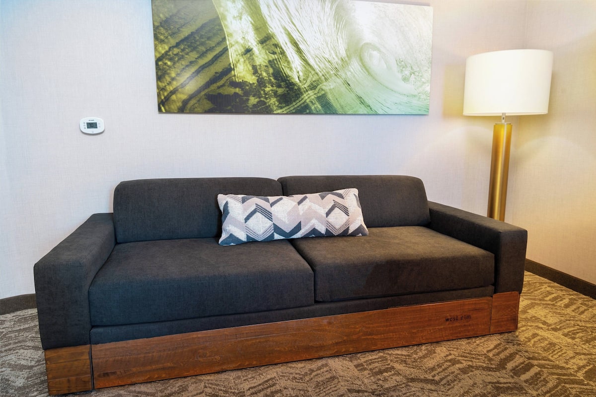 Desk, laptop workspace, free WiFi, bed sheets