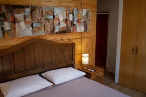 2 bedrooms, WiFi, bed sheets, wheelchair access - Ñilhue house with forest and river (Lo Barnechea)