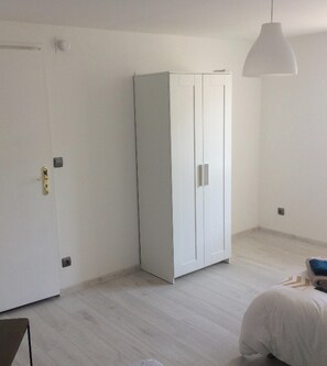 4 bedrooms, iron/ironing board, Internet