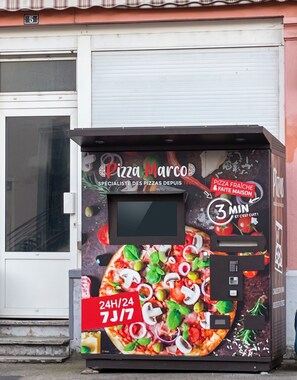 A pizza vending machine with a digital display, operating 24/7, and a sign indicating a 3-minute wait time. - Homerez - Cozy House in Cirey-sur-Vezouze (Cirey-sur-Vezouze)