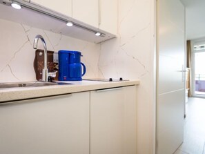 Kühlschrank, Kochgeschirr/Geschirr/Besteck