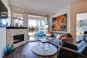 Téléviseur connecté, foyer, table de ping-pong, imprimante