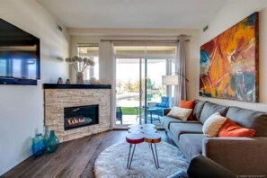 Smart TV, fireplace, table tennis, printers - Tranquil Waterfront Condo (Kelowna)