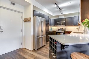 Réfrigérateur, four à micro-ondes, un four, surface de cuisson