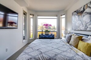 3 bedrooms, iron/ironing board, WiFi, bed sheets - Tranquil Waterfront Condo (Kelowna)