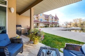 Terrace/patio - Tranquil Waterfront Condo (Kelowna)
