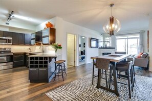 Réfrigérateur, four à micro-ondes, un four, surface de cuisson