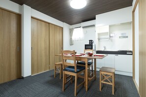 In-room dining - Nagahori Hairu Dotonbori Condo (Osaka)