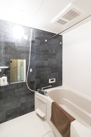 Baignoire et douche séparées, baignoire relaxante profonde
