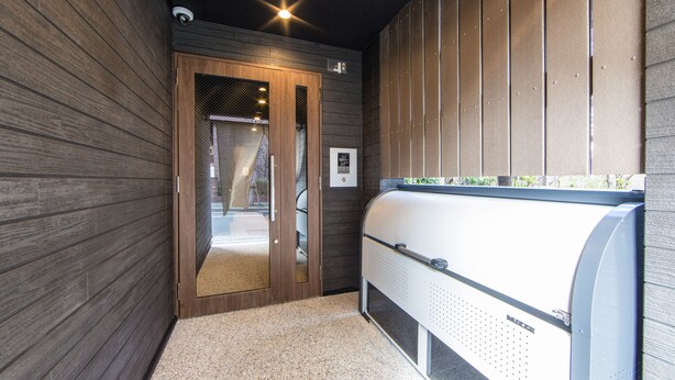 Un baño moderno con paredes de madera, zona de ducha y una bañera blanca grande.